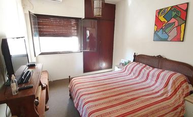 Casa en muy buen estado, cinco ambientes con cochera y patio-en venta