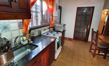 Casa en muy buen estado, cinco ambientes con cochera y patio-en venta