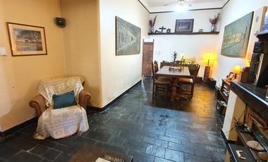 Casa en muy buen estado, cinco ambientes con cochera y patio-en venta