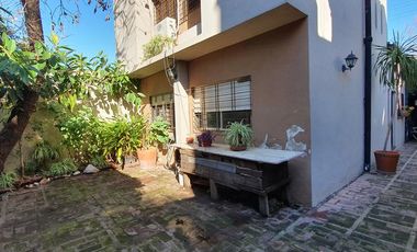 Casa en muy buen estado, cinco ambientes con cochera y patio-en venta
