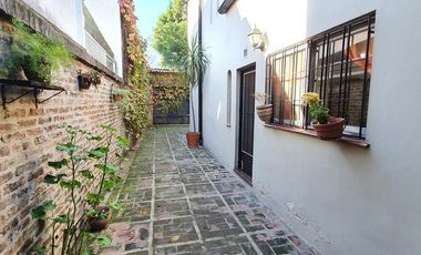 Casa en muy buen estado, cinco ambientes con cochera y patio-en venta