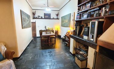 Casa en muy buen estado, cinco ambientes con cochera y patio-en venta