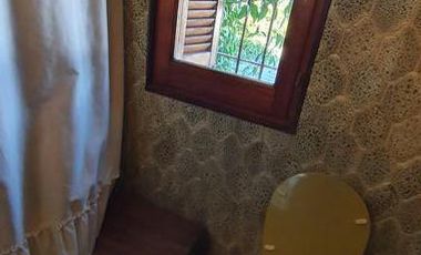 Casa en muy buen estado, cinco ambientes con cochera y patio-en venta