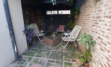 Casa en muy buen estado, cinco ambientes con cochera y patio-en venta