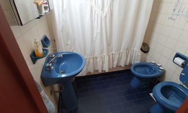 Casa en muy buen estado, cinco ambientes con cochera y patio-en venta