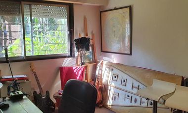 Casa en muy buen estado, cinco ambientes con cochera y patio-en venta