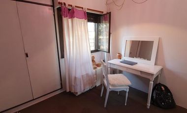 Casa en muy buen estado, cinco ambientes con cochera y patio-en venta