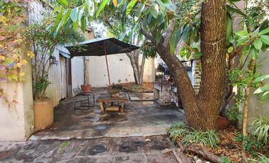 Casa en muy buen estado, cinco ambientes con cochera y patio-en venta
