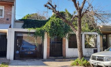 Casa en muy buen estado, cinco ambientes con cochera y patio-en venta