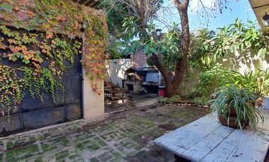 Casa en muy buen estado, cinco ambientes con cochera y patio-en venta