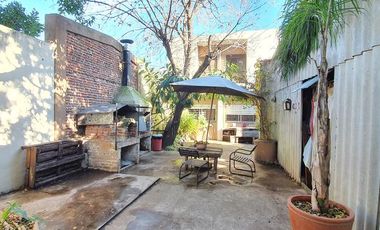 Casa en muy buen estado, cinco ambientes con cochera y patio-en venta