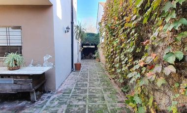 Casa en muy buen estado, cinco ambientes con cochera y patio-en venta
