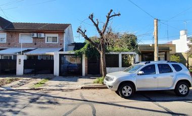 Casa en muy buen estado, cinco ambientes con cochera y patio-en venta