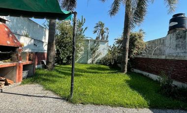 Casa en  venta con dos viviendas, jardín, cochera, pileta y parrilla - Sarandí