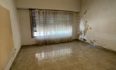 Casa en  venta con dos viviendas, jardín, cochera, pileta y parrilla - Sarandí