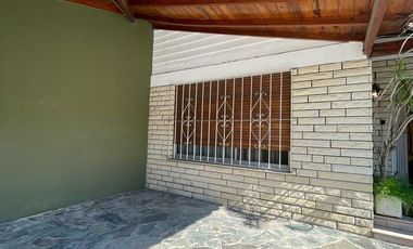 Casa en  venta con dos viviendas, jardín, cochera, pileta y parrilla - Sarandí