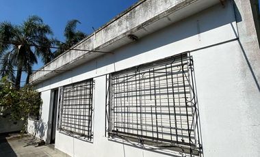 Casa en  venta con dos viviendas, jardín, cochera, pileta y parrilla - Sarandí