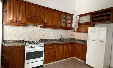 Casa en  venta con dos viviendas, jardín, cochera, pileta y parrilla - Sarandí