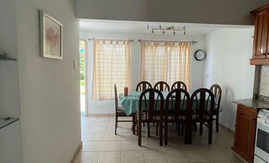 Casa en  venta con dos viviendas, jardín, cochera, pileta y parrilla - Sarandí