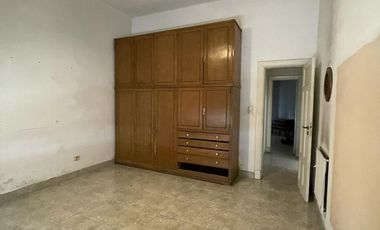 Casa en  venta con dos viviendas, jardín, cochera, pileta y parrilla - Sarandí