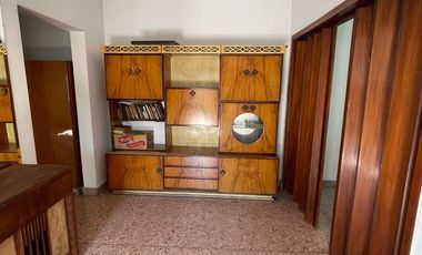 Casa en  venta con dos viviendas, jardín, cochera, pileta y parrilla - Sarandí