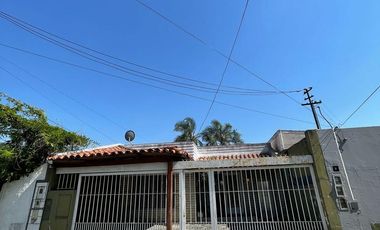 Casa en  venta con dos viviendas, jardín, cochera, pileta y parrilla - Sarandí