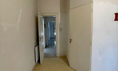 Casa en  venta con dos viviendas, jardín, cochera, pileta y parrilla - Sarandí