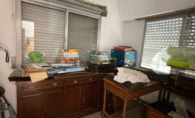 Casa en  venta con dos viviendas, jardín, cochera, pileta y parrilla - Sarandí