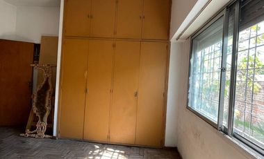 Casa en  venta con dos viviendas, jardín, cochera, pileta y parrilla - Sarandí