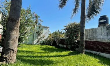 Casa en  venta con dos viviendas, jardín, cochera, pileta y parrilla - Sarandí