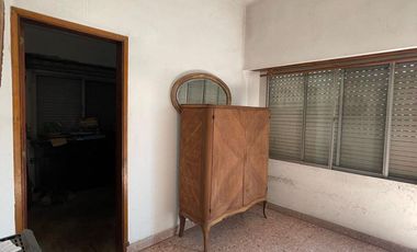 Casa en  venta con dos viviendas, jardín, cochera, pileta y parrilla - Sarandí