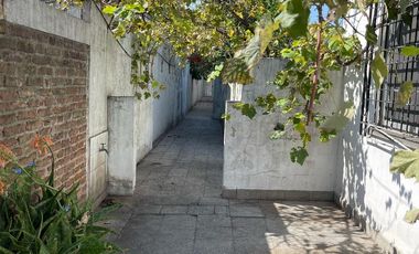 Casa en  venta con dos viviendas, jardín, cochera, pileta y parrilla - Sarandí