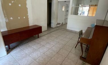 Casa en  venta con dos viviendas, jardín, cochera, pileta y parrilla - Sarandí