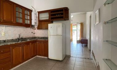 Casa en  venta con dos viviendas, jardín, cochera, pileta y parrilla - Sarandí