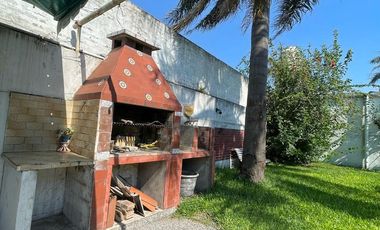 Casa en  venta con dos viviendas, jardín, cochera, pileta y parrilla - Sarandí