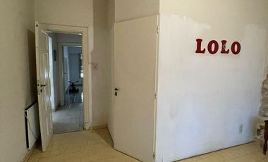 Casa en  venta con dos viviendas, jardín, cochera, pileta y parrilla - Sarandí