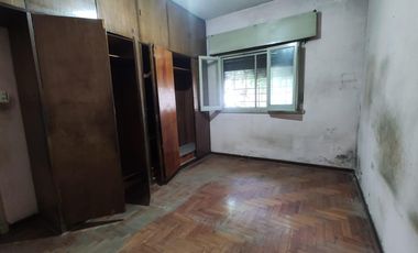 Casa en venta con local en esquina - Sarandí