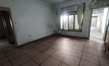Casa en venta con local en esquina - Sarandí