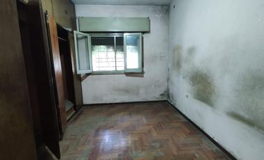 Casa en venta con local en esquina - Sarandí