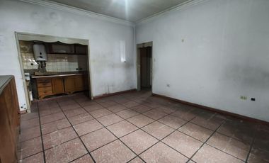 Casa en venta con local en esquina - Sarandí