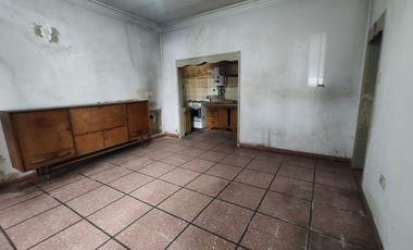 Casa en venta con local en esquina - Sarandí