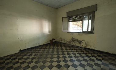 Casa en venta con local en esquina - Sarandí