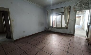 Casa en venta con local en esquina - Sarandí