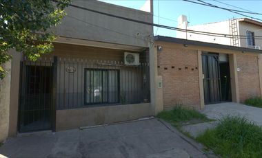 Venta en block de Local comercial y departamentos en Ciudad Evita - Inversion para renta