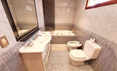 CASA 5 AMBIENTES 390 M2  GARAGE JARDÍN QUINCHO LANUS OESTE