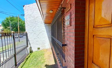 CASA 5 AMBIENTES 390 M2  GARAGE JARDÍN QUINCHO LANUS OESTE