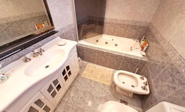 CASA 5 AMBIENTES 390 M2  GARAGE JARDÍN QUINCHO LANUS OESTE