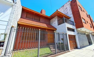 CASA 5 AMBIENTES 390 M2  GARAGE JARDÍN QUINCHO LANUS OESTE
