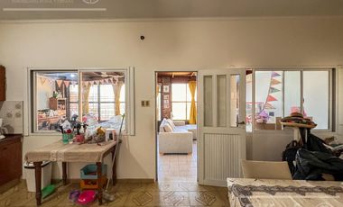Casa en Venta de 3 ambientes en Bernal con amplio Jardin