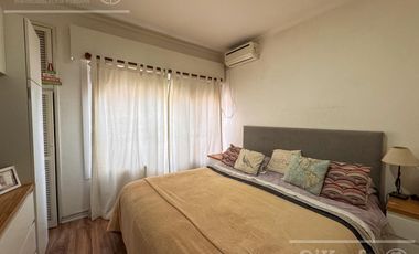 Casa en Venta de 3 ambientes en Bernal con amplio Jardin